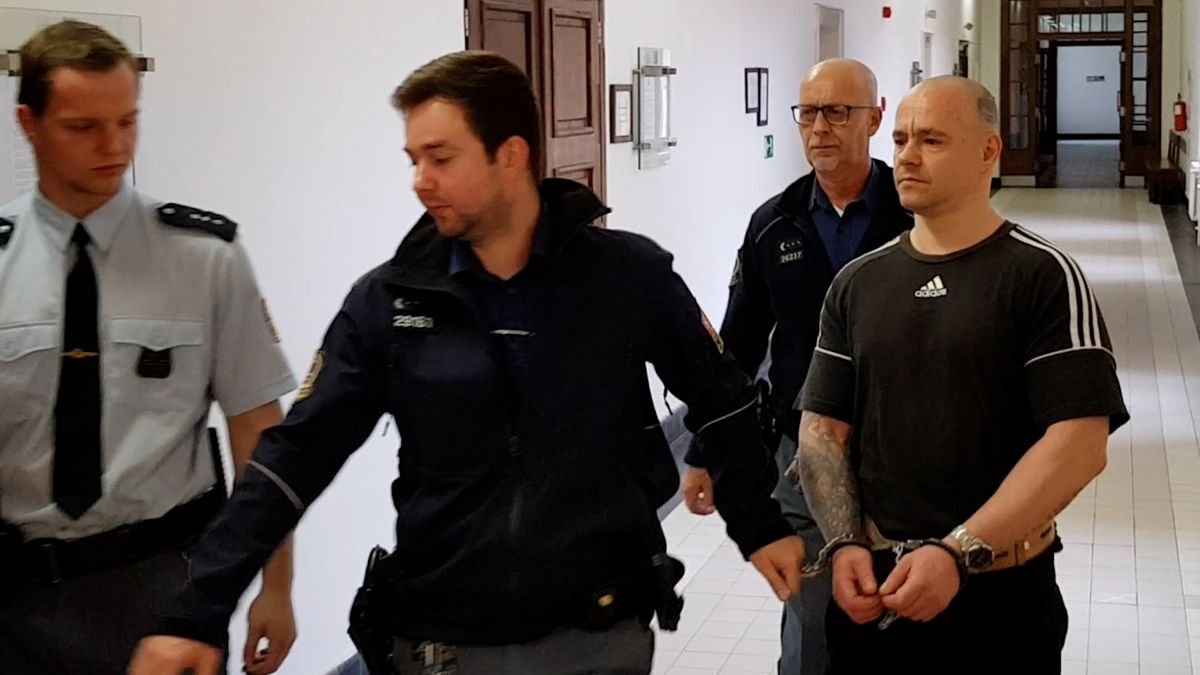 Za řádění s nožem na vrchlabském nádraží stráví recidivista 12 let ve vězení